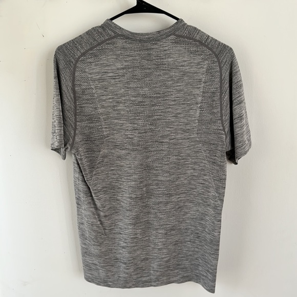 Men’s Lululemon Short Sleeve V Neck Size Small Grey - Picture 2 of 4